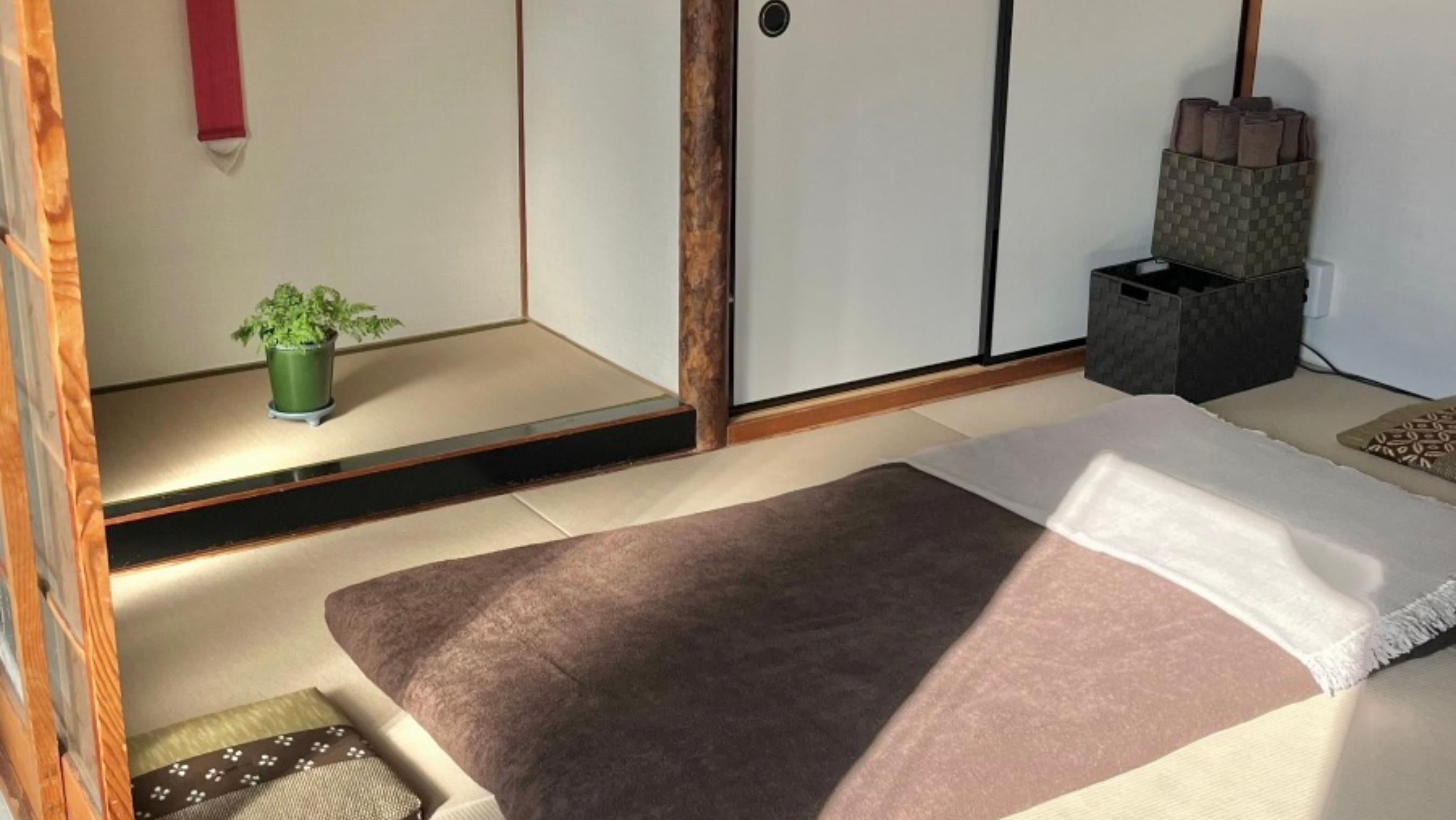 Traditional Japanese tatami healing room where private Reiki sessions are performed near Osaka